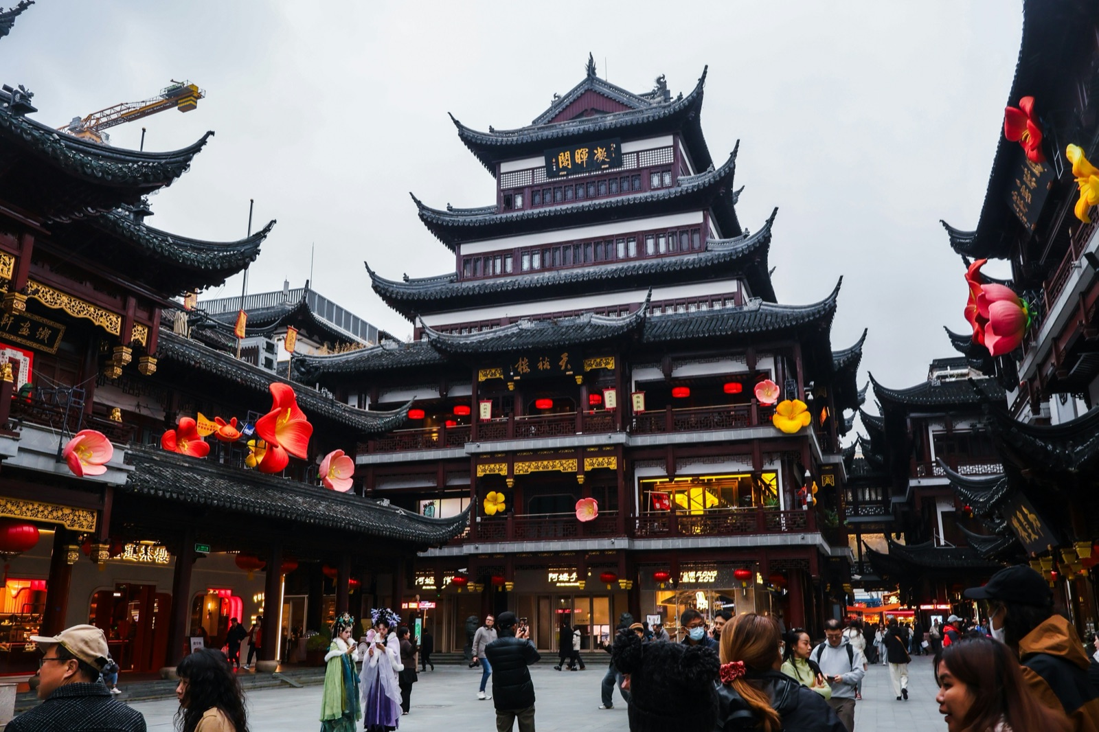 Yu Garden Bazaar — Qing-style pagoda building surrounded by crowds, daytime
