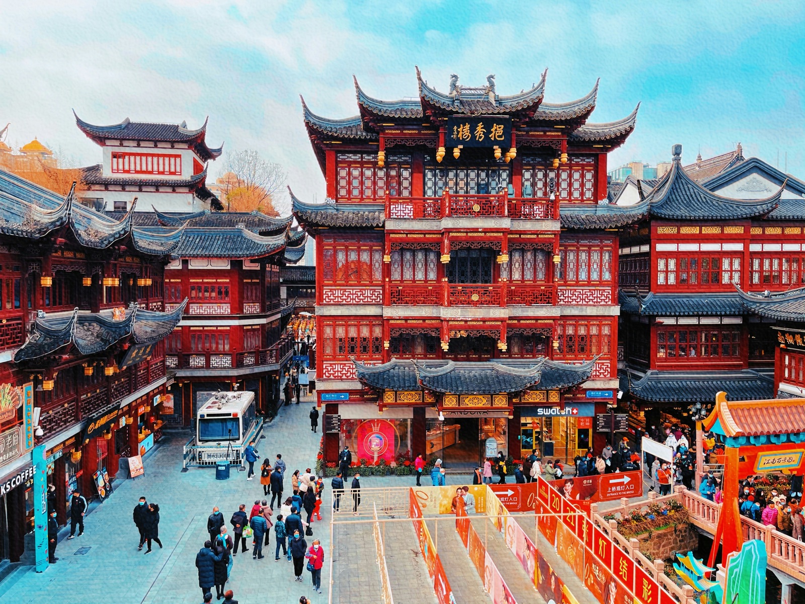 Yu Garden Bazaar — red-and-gold curved-roof shopfronts with tourists below